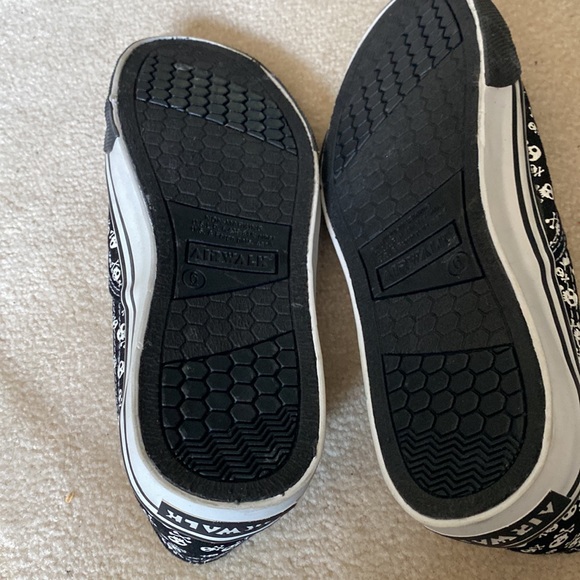 NWOT Airwalk 86 B/W Canvas Skull & Crossbones Platform Flats - Picture 5 of 5